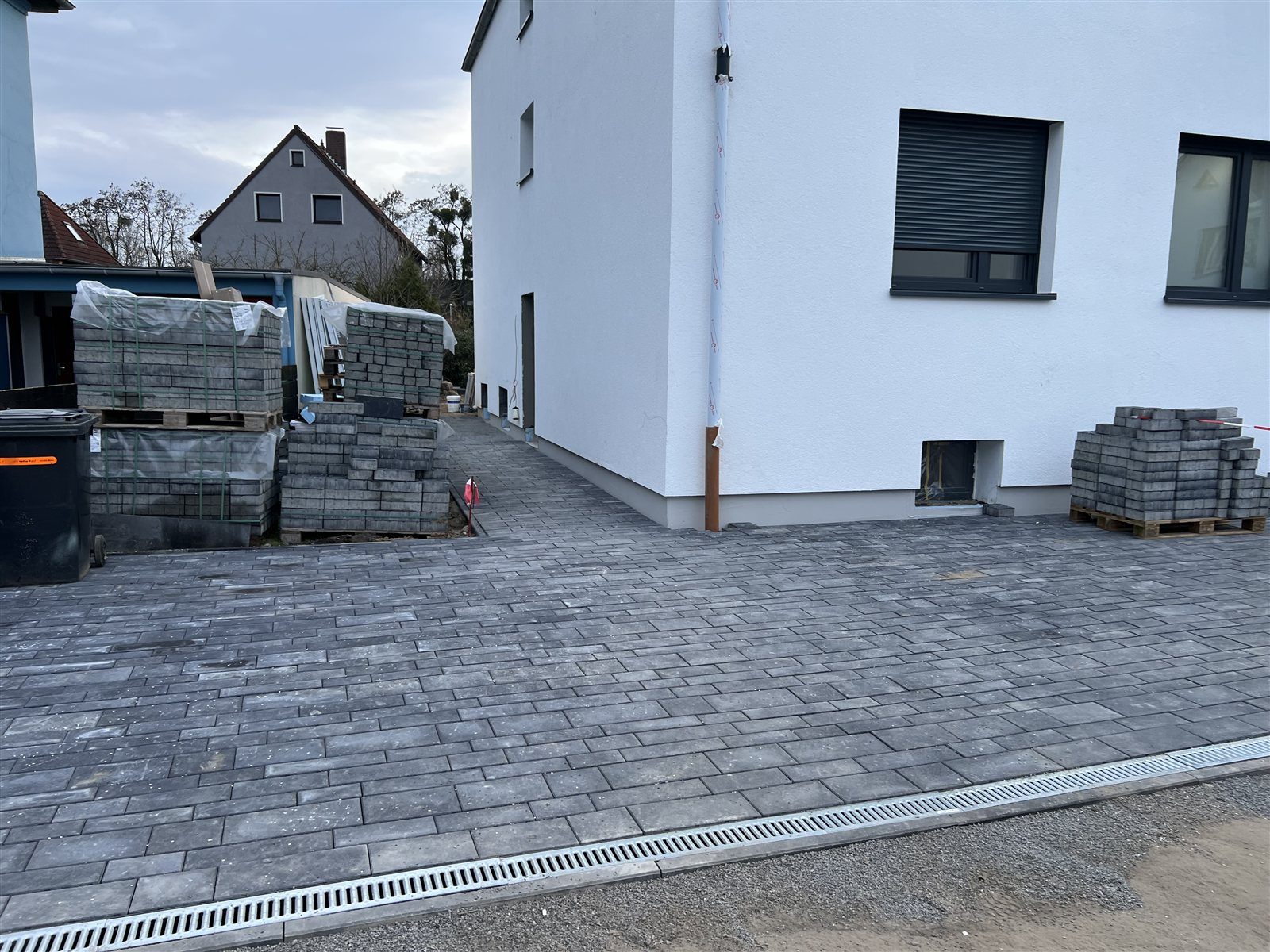 Fertig gepflasterte neue Einfahrt