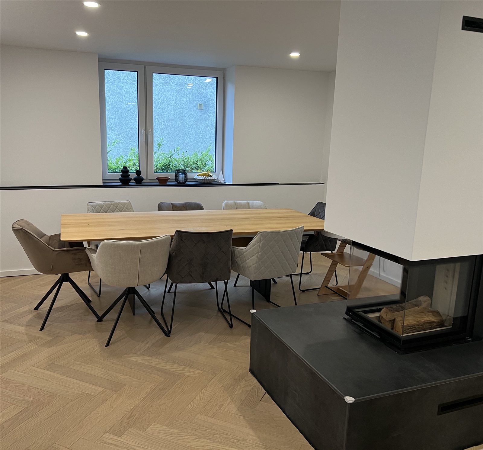 Fertiges Esszimmer mit Fischgrät-Parkett und Kamin