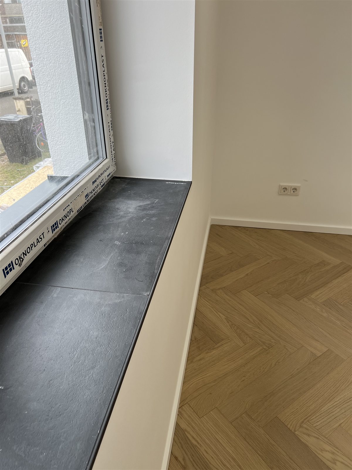 Detail der neuen Fensterbank mit Naturstein-Optik
