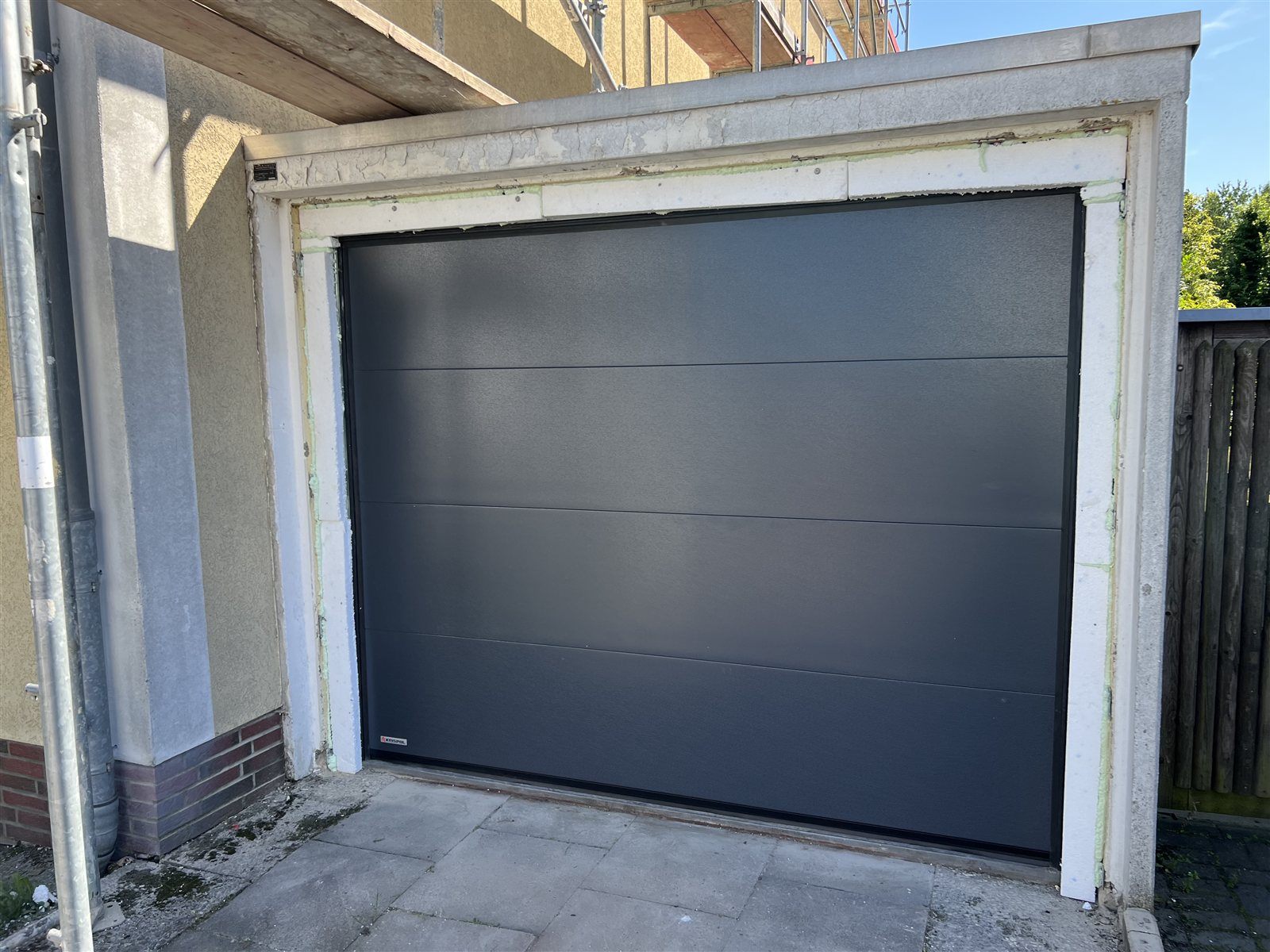 Neues Sektionaltor der Garage in Anthrazit