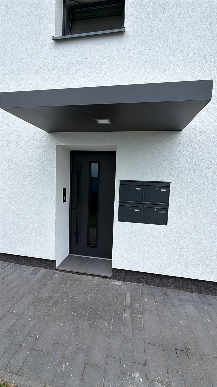 Fertiger Hauseingang mit neuer Haustür