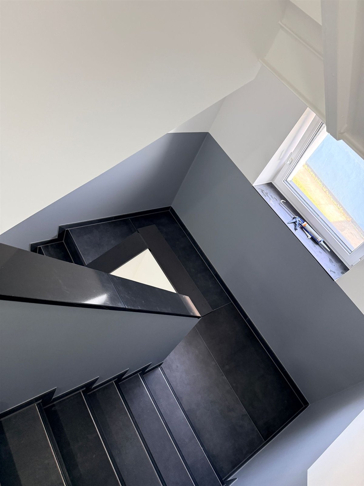 Fertiges, neu gestaltetes Treppenhaus in Anthrazit