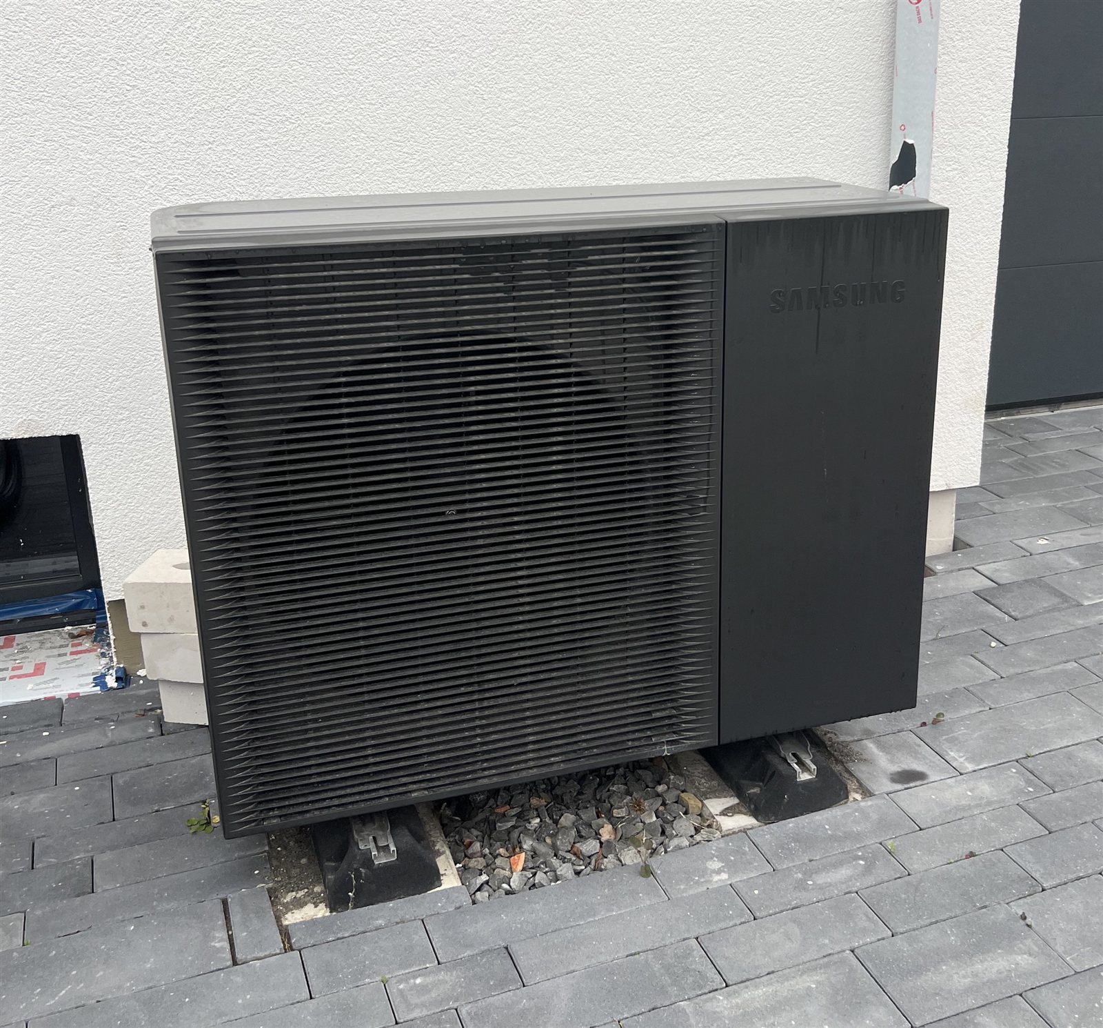 Neu installierte Luft-Wasser-Wärmepumpe