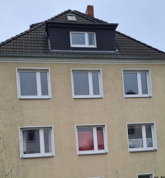 Fassade des Hauses in Ahlem vor der Sanierung, gleiche Ansicht wie das fertige Haus