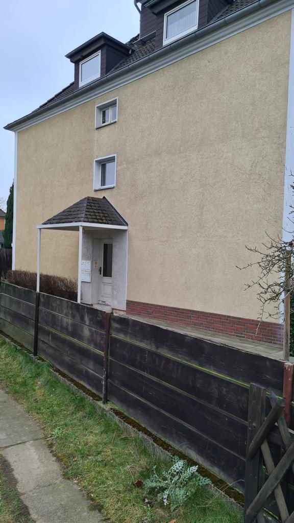 Eingangsseite des Hauses vor der Sanierung