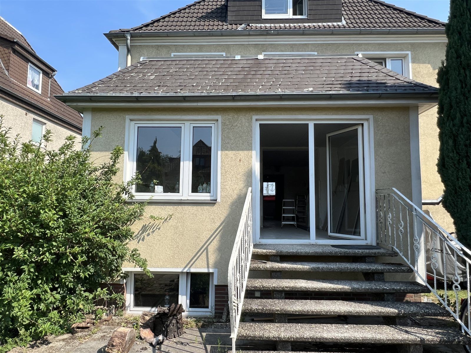 Rückseite und Terrasse des Hauses vor der Sanierung