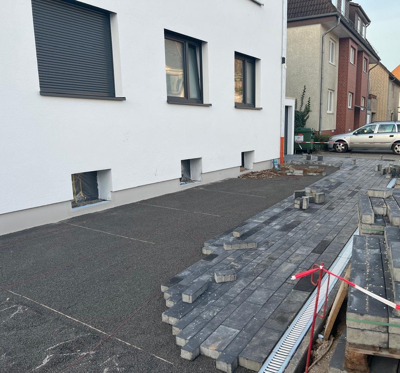 Fertige Fassade, neue Einfahrt wird gepflastert