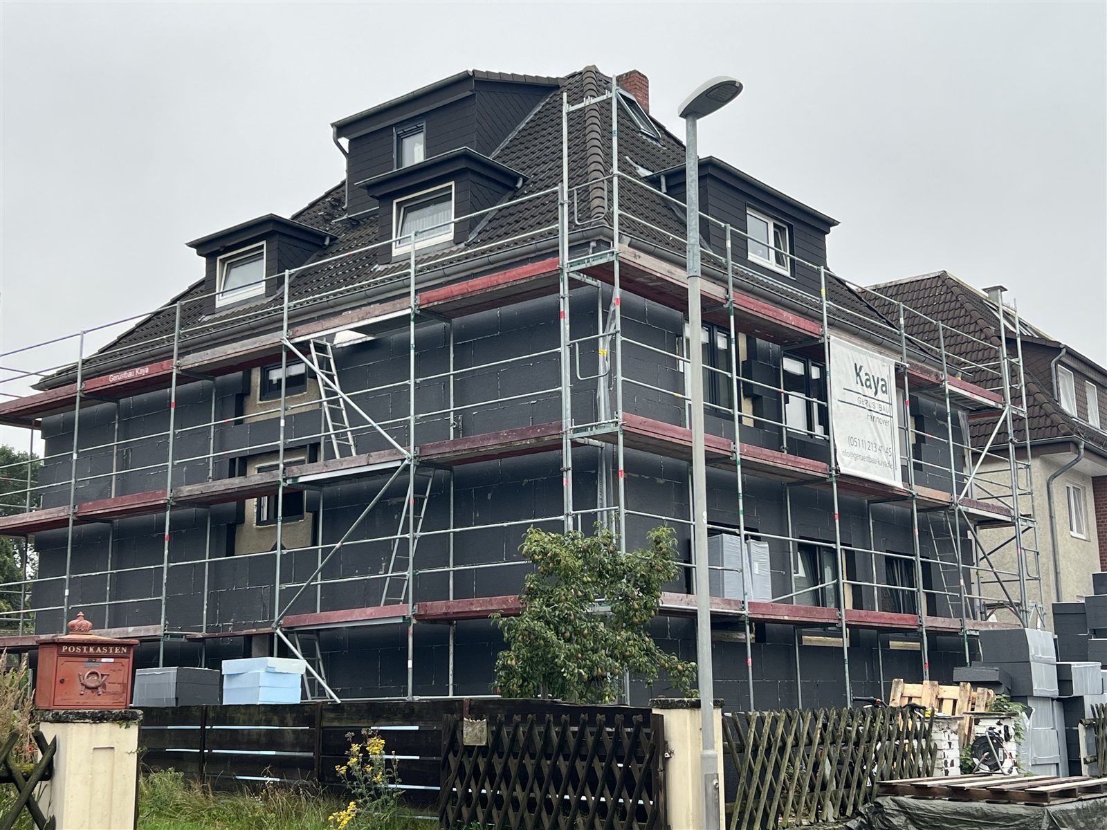 Fassade fast vollständig mit Dämmplatten verkleidet