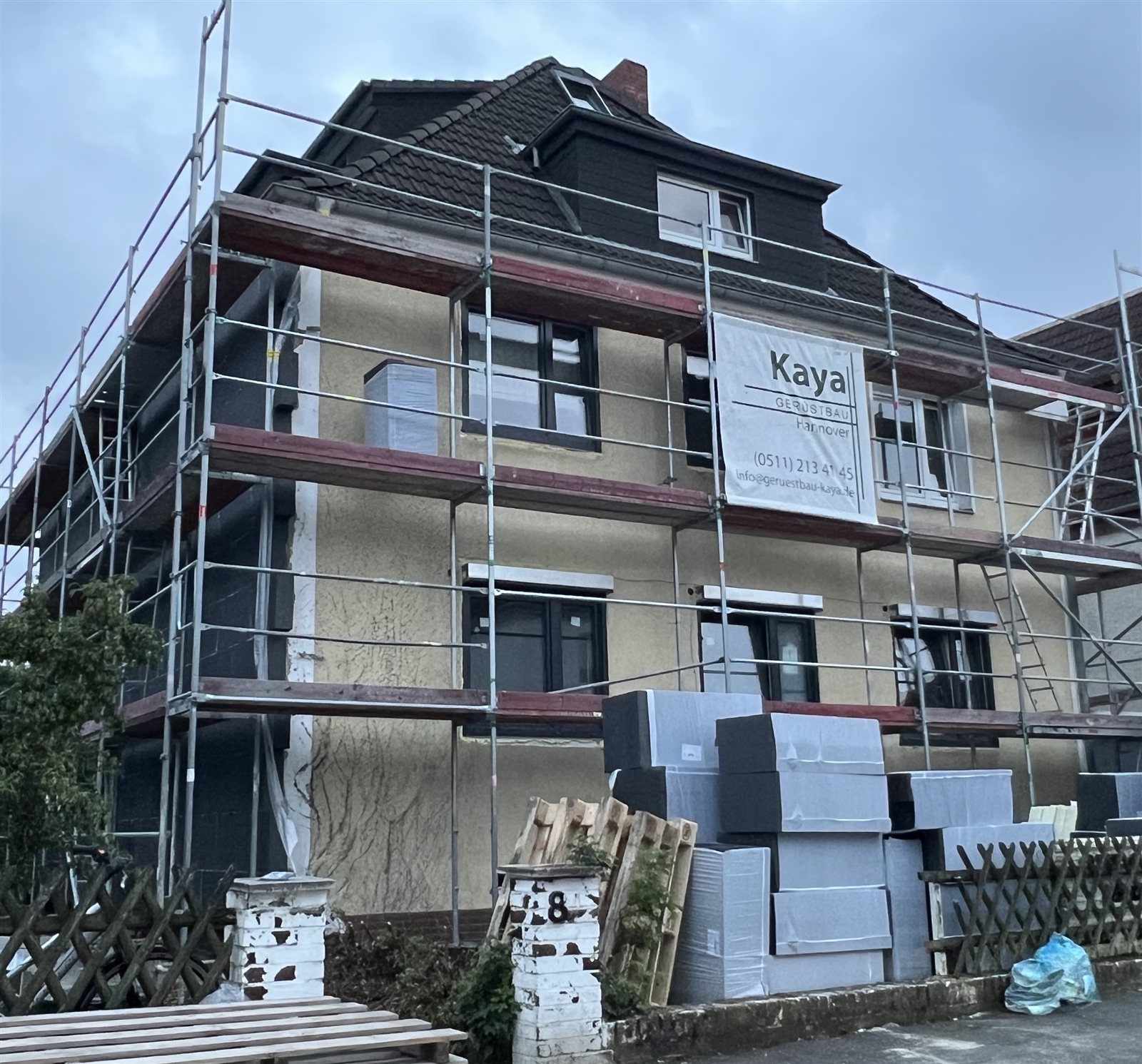 Fassade während der Armierung mit Gewebe