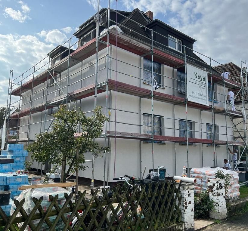 Frisch weiß gestrichene Fassade, Gerüst noch nicht abgebaut