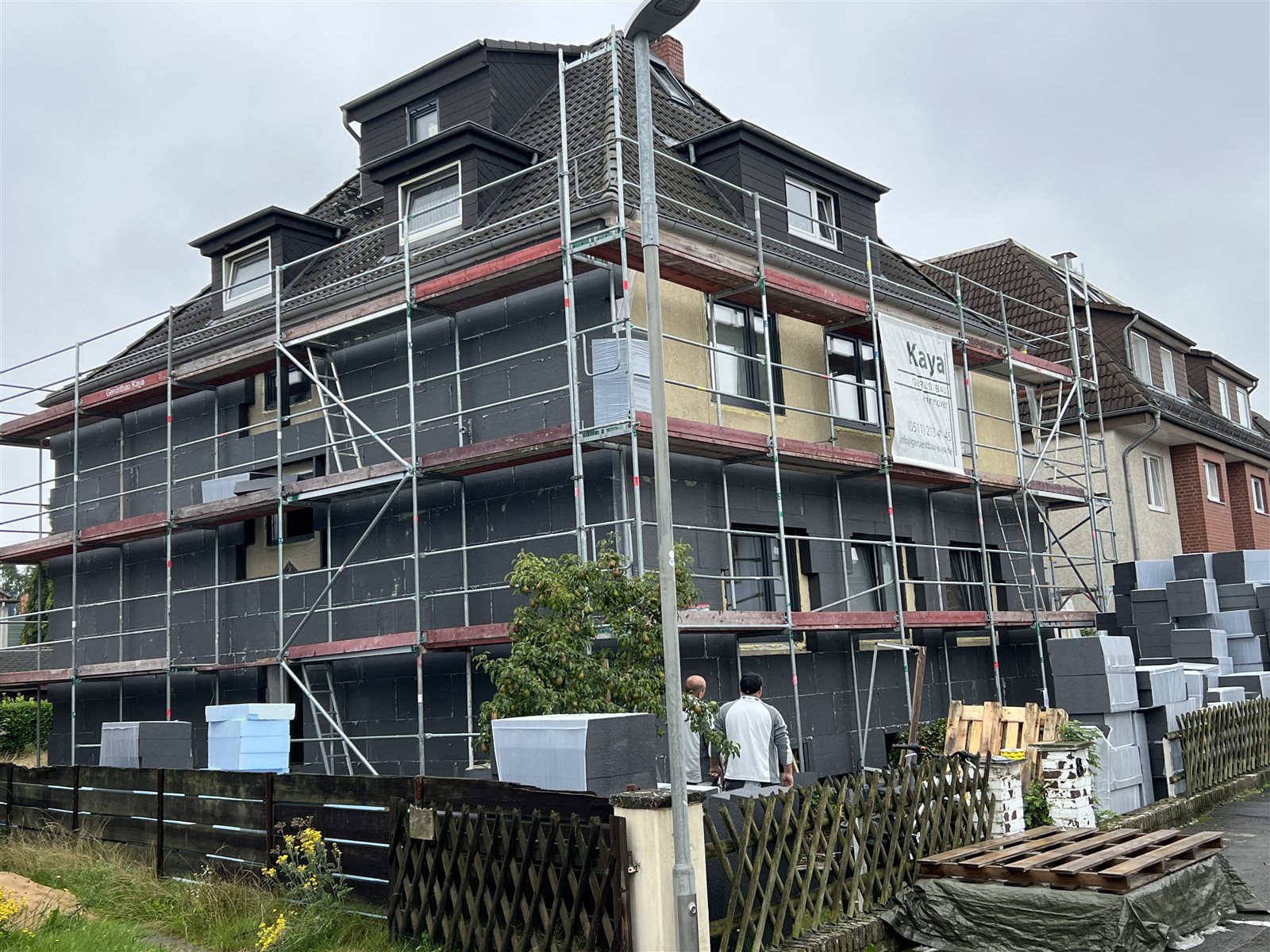 Komplett gedämmte Fassade vor der Armierung