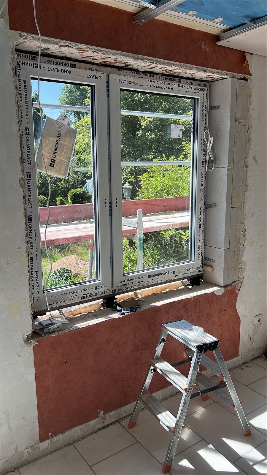 Neues Fenster im Badezimmer während der Sanierung