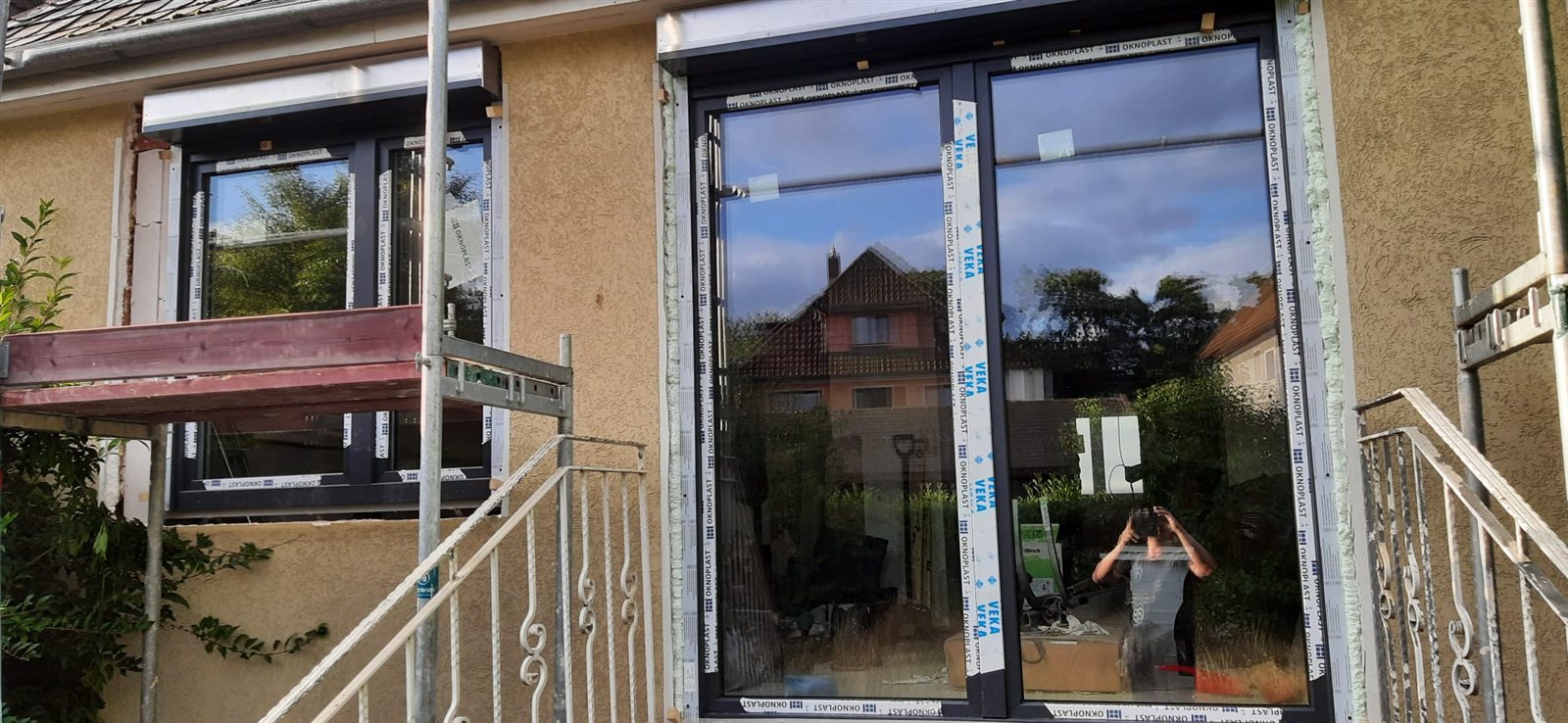 Neue Fenster mit Schutzfolie des Herstellers