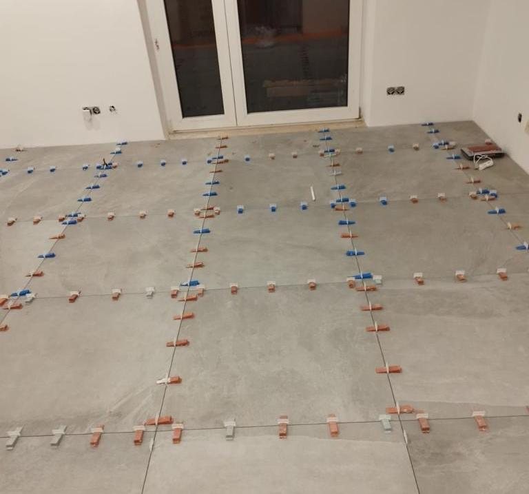 Verlegung großformatiger Fliesen