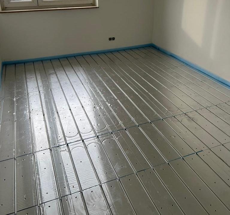 Verlegte Fußbodenheizung im Trockenbausystem