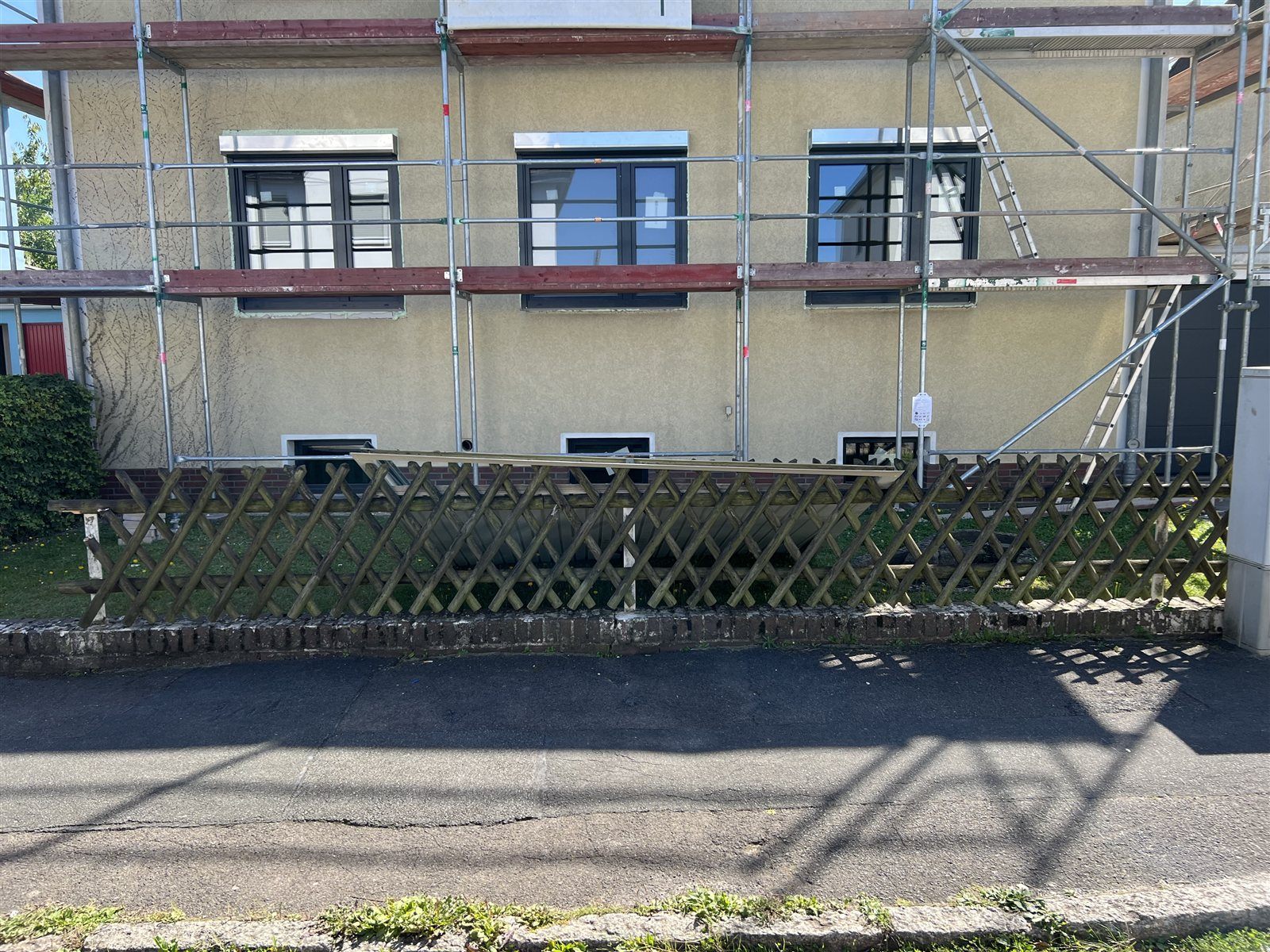 Neu eingebaute Fenster, Gerüst aufgebaut, Fassade noch ungedämmt