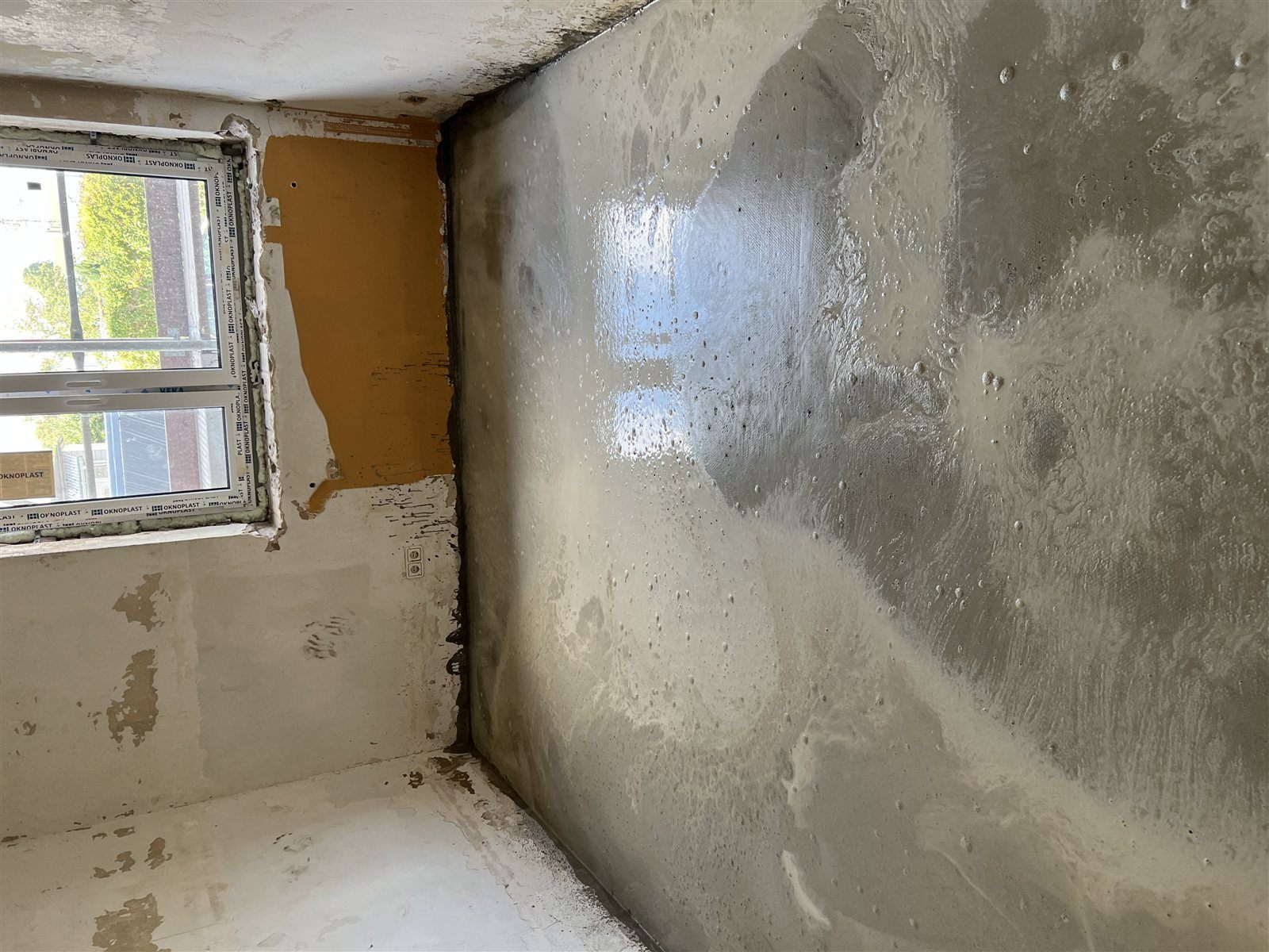 Frisch verputzte Wand während der Sanierung