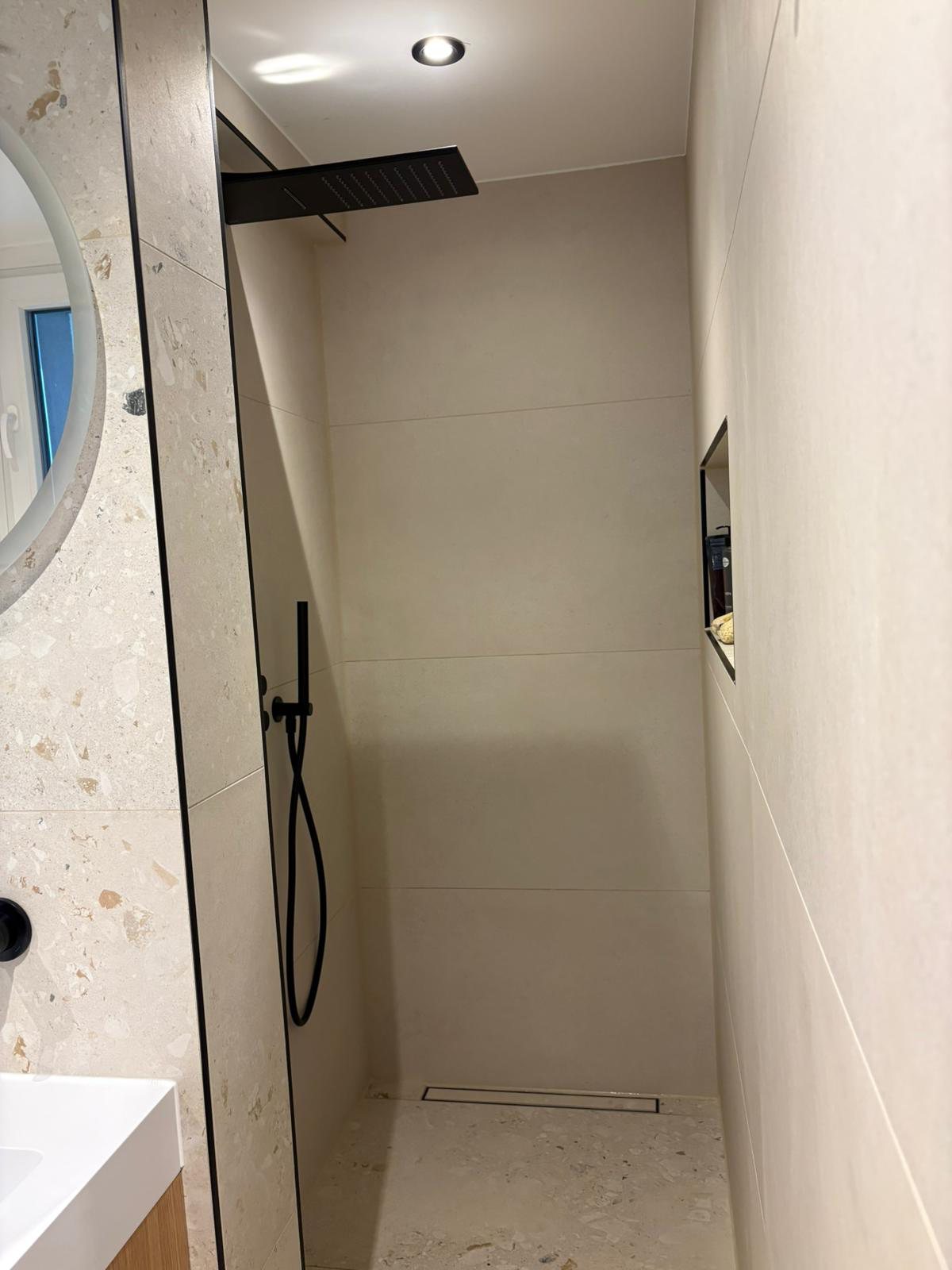 Bodengleiche Dusche mit Regendusche und beleuchteter Nische