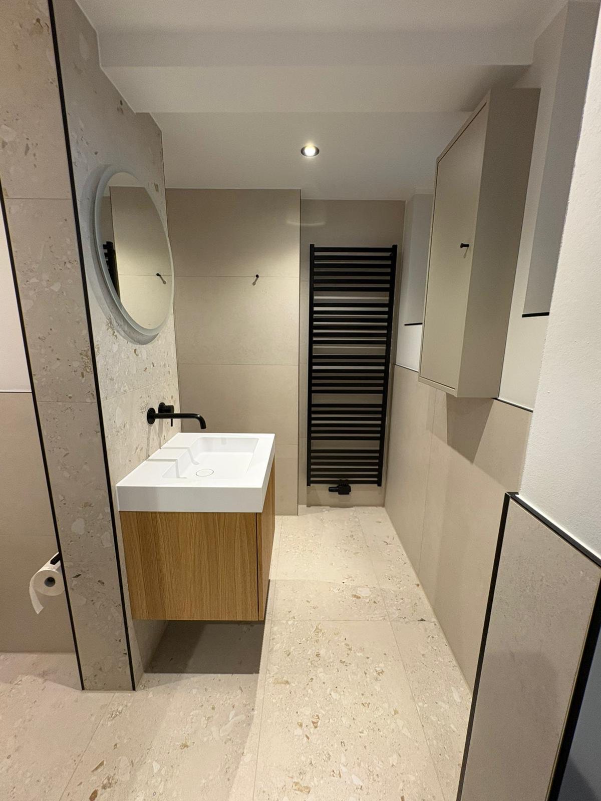 Saniertes Badezimmer in Hannover-Döhren mit Naturstein-Optik