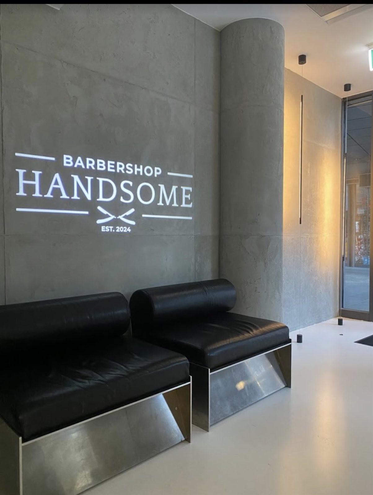 Empfangsbereich des Barbershops mit Mikrozement-Wand in Betonoptik