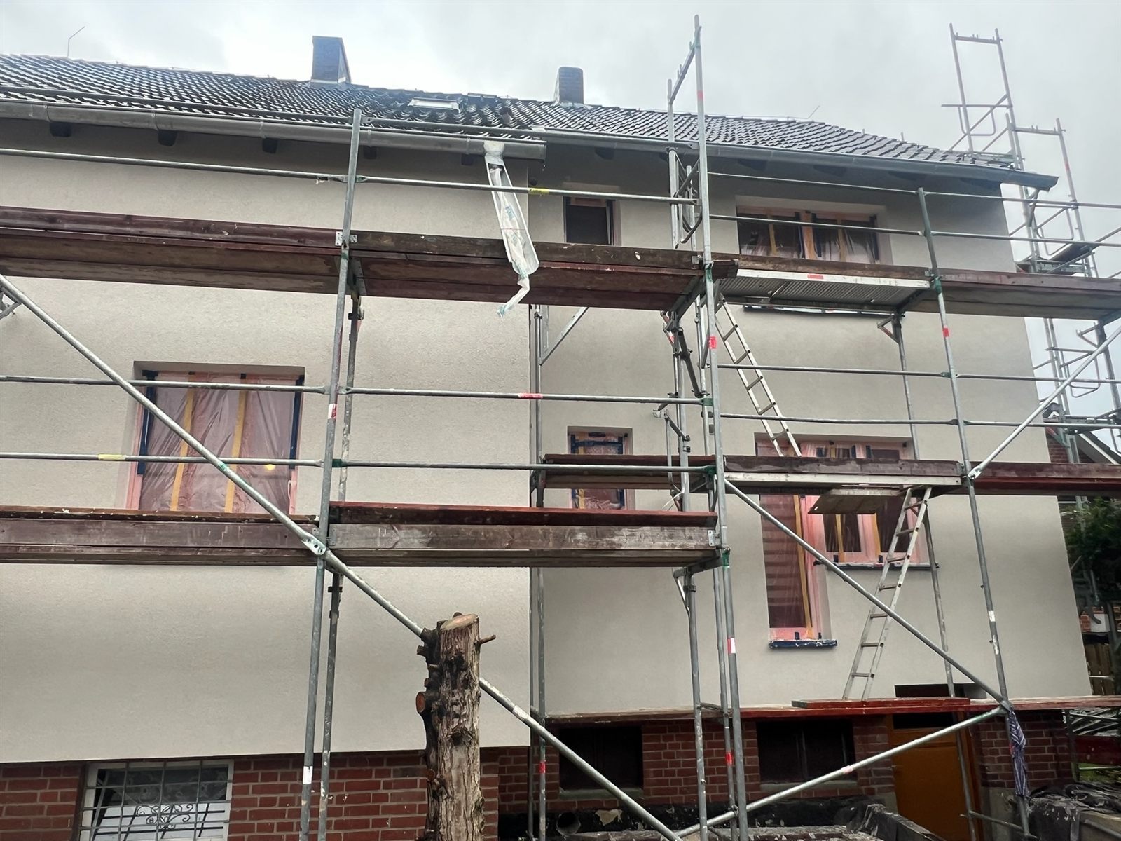 Armierte Fassade mit foliertem Fenster kurz vor dem Oberputz
