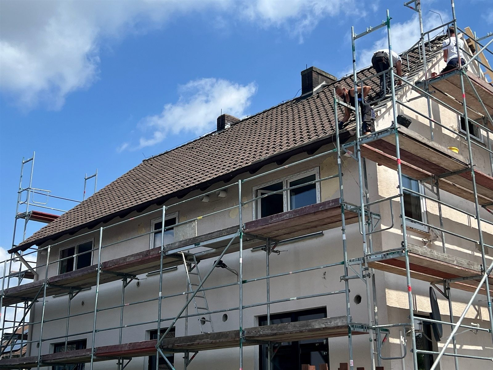 Dacharbeiten am Haus in Garbsen während der energetischen Sanierung