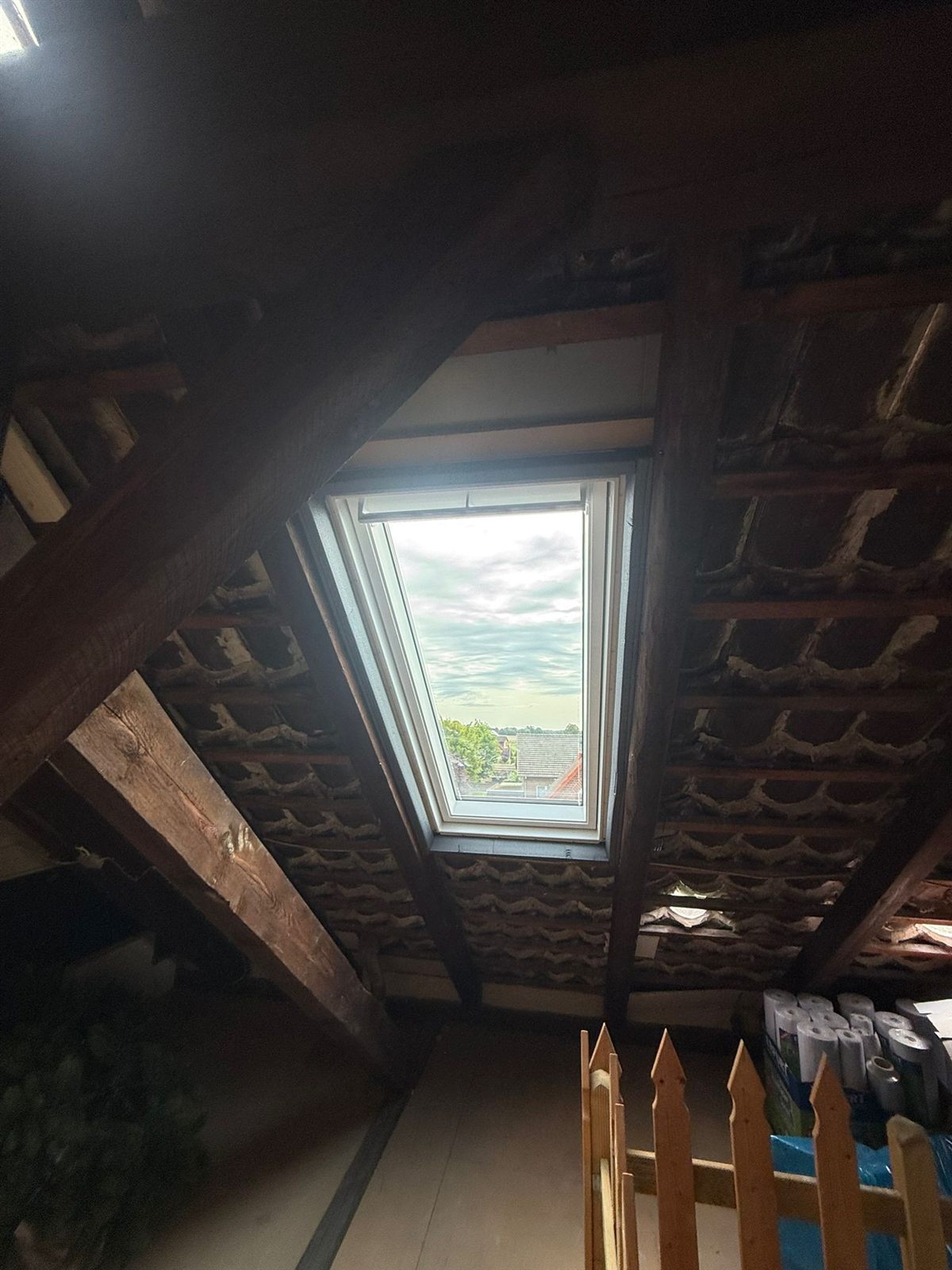 Ausgangssituation: Dachfenster im ungedämmten Dachraum