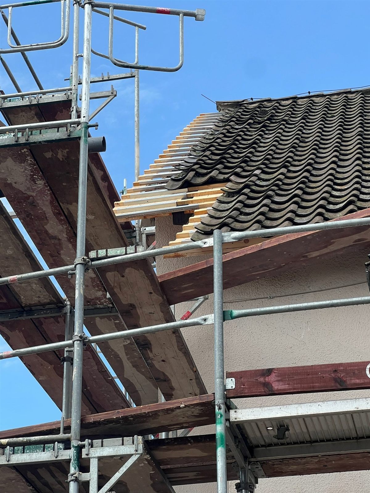 Dachüberstand wird für die spätere Dämmstärke verlängert