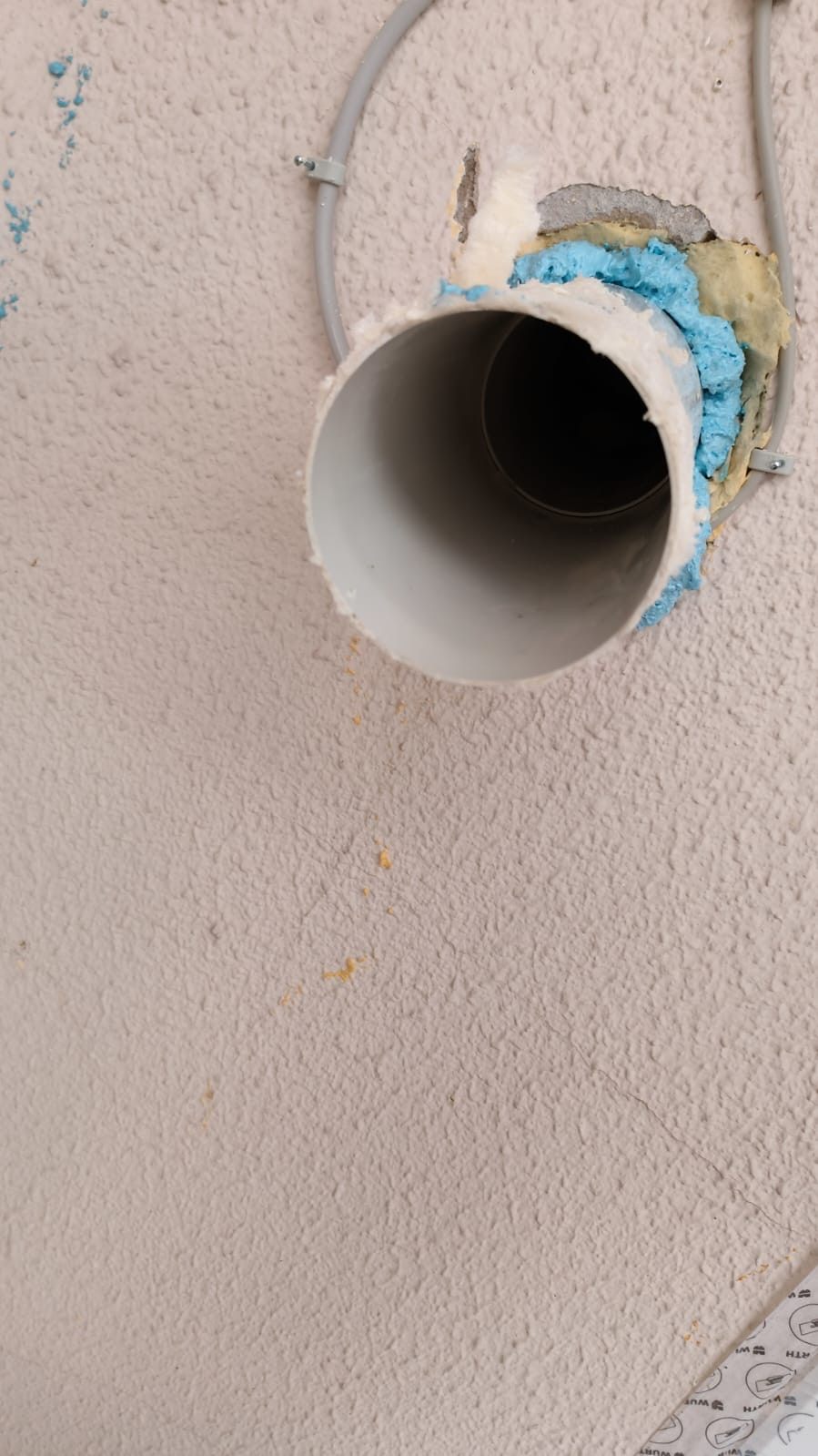 Kabel der Lüftungsanlage werden vor der Dämmung an der alten Fassade verlegt