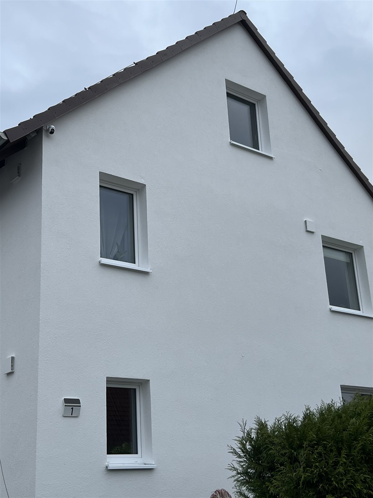 Haus in Garbsen nach der Sanierung mit gedämmter, weiß verputzter Giebelwand