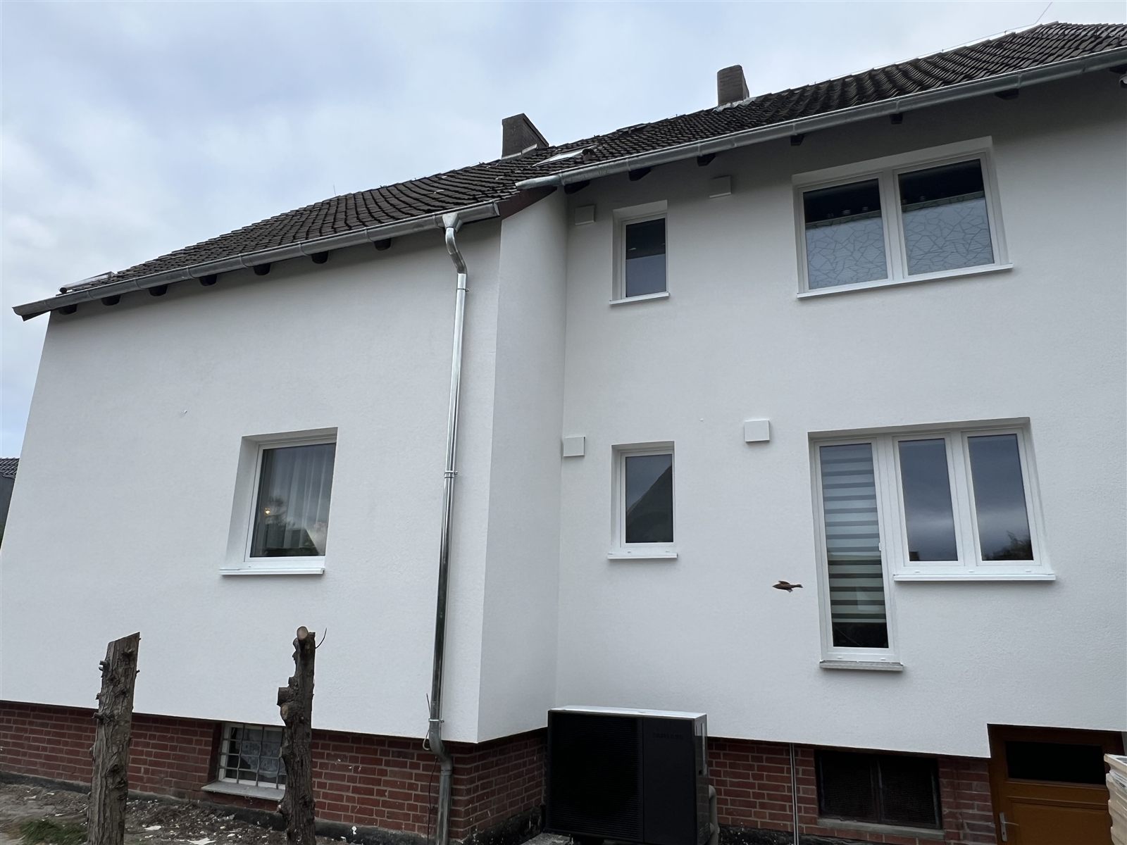 Wärmepumpe an der Rückseite eines energetisch sanierten Hauses in Garbsen