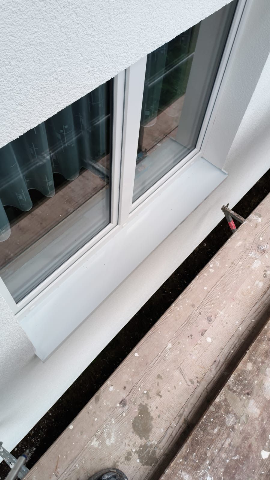 Fertiges Fenster mit Fensterbank nach dem Oberputz