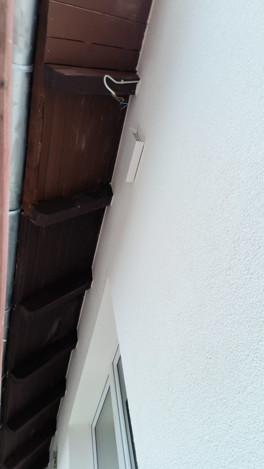 Lüftungsauslass mit Kabelanschluss unter dem Dachüberstand