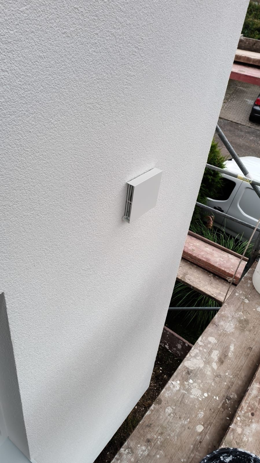 Lüftungsauslass auf der fertig verputzten Fassade