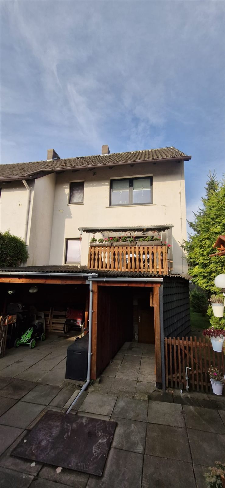 Rückseite des Hauses in Garbsen vor der Sanierung mit Balkon