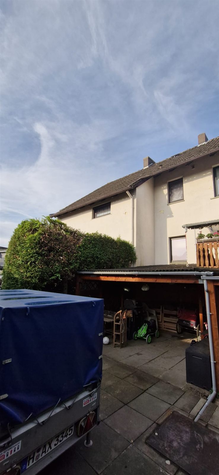 Rückseite des Hauses in Garbsen vor der Sanierung mit Carport
