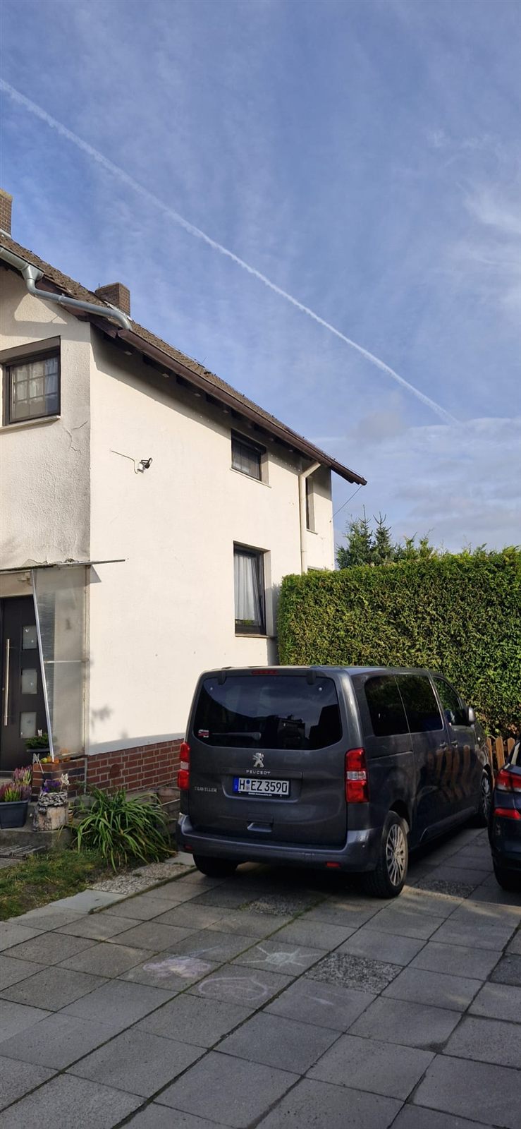 Straßenseite des Hauses in Garbsen vor der Sanierung