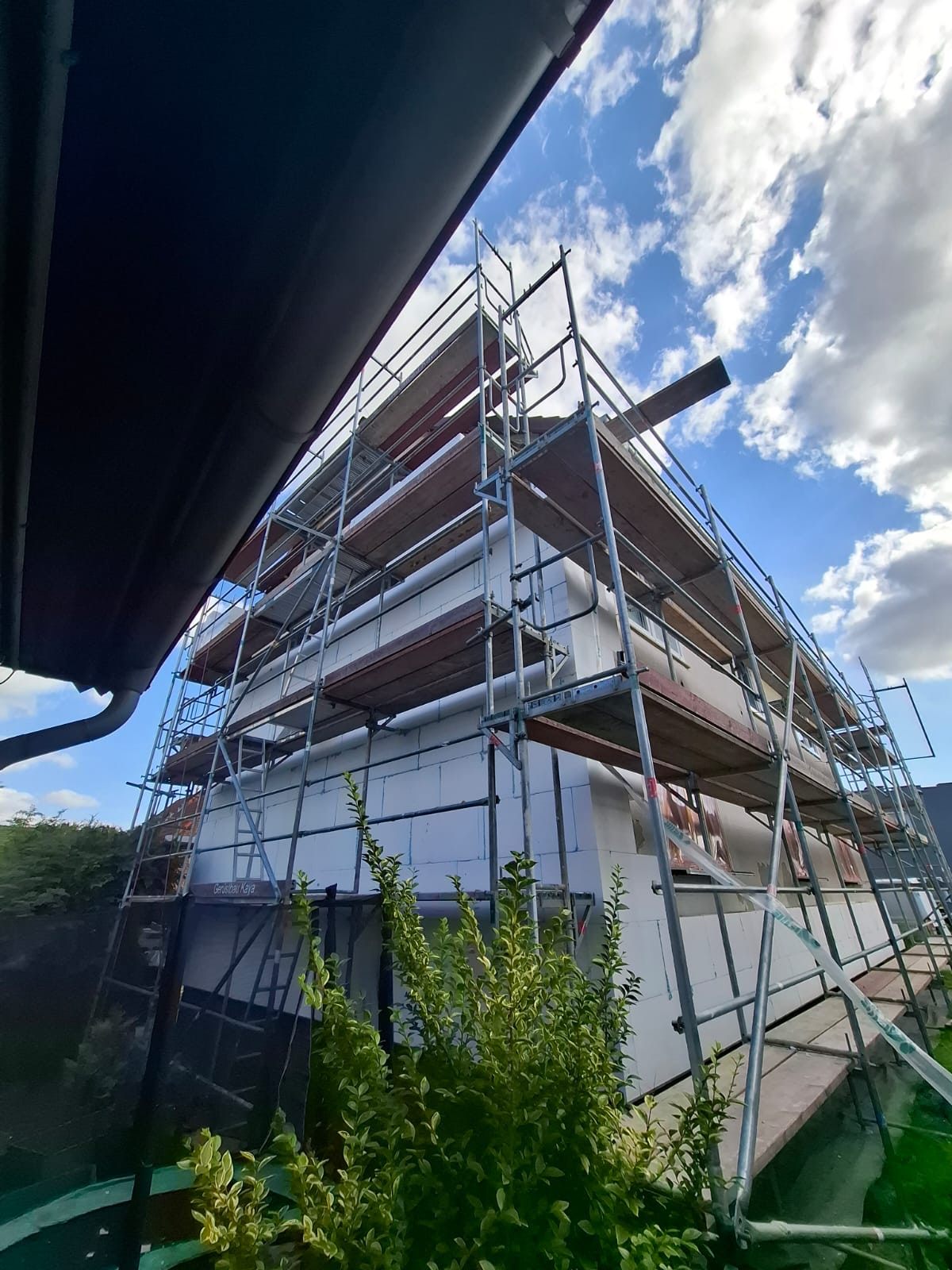 Gedämmte Fassade mit weißen Dämmplatten aus der Froschperspektive