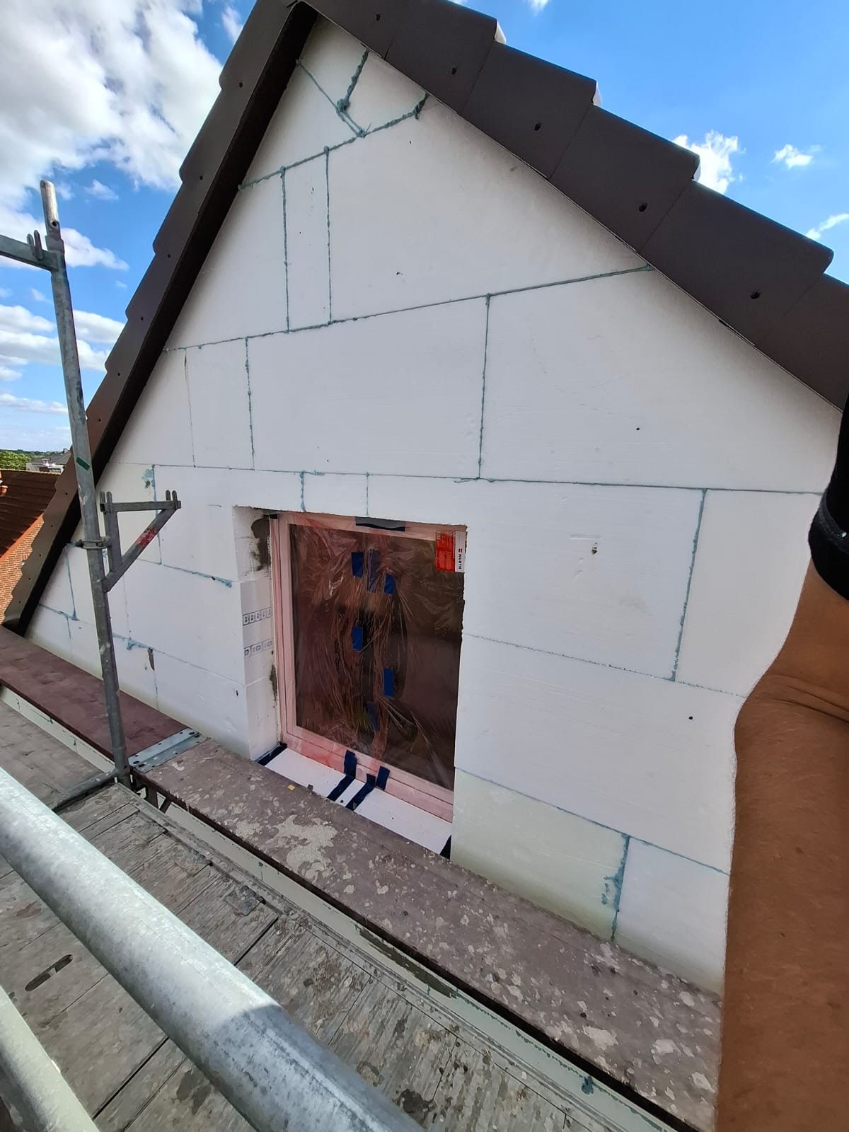 Gedämmter Giebel mit Laibungsdämmung am Fenster