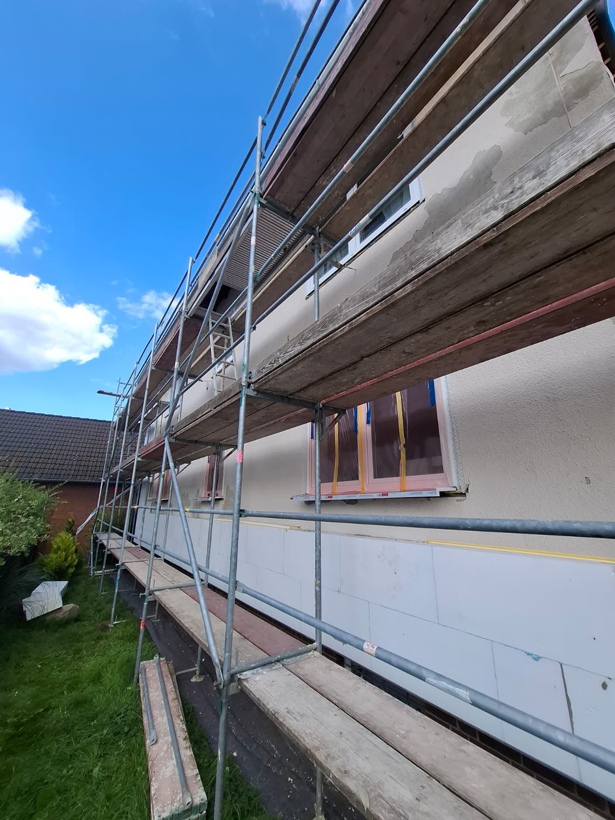 Montage der weißen Dämmplatten am Sockel und neue Fenster