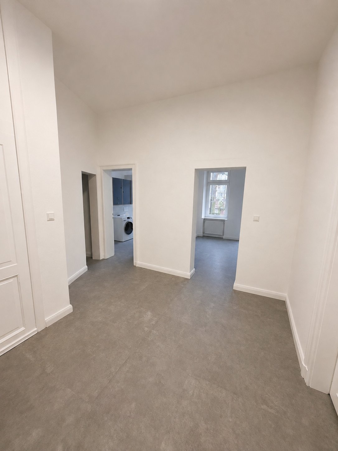 Sanierte Altbauwohnung in Hannover: hohe Räume, breite Türöffnungen und neuer Bodenbelag