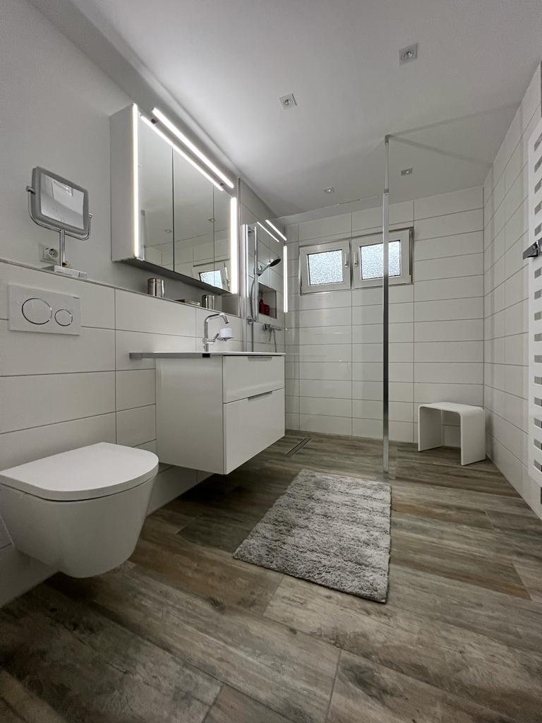 Dasselbe Bad nach dem barrierefreien Umbau mit bodengleicher Dusche und wandhängendem WC