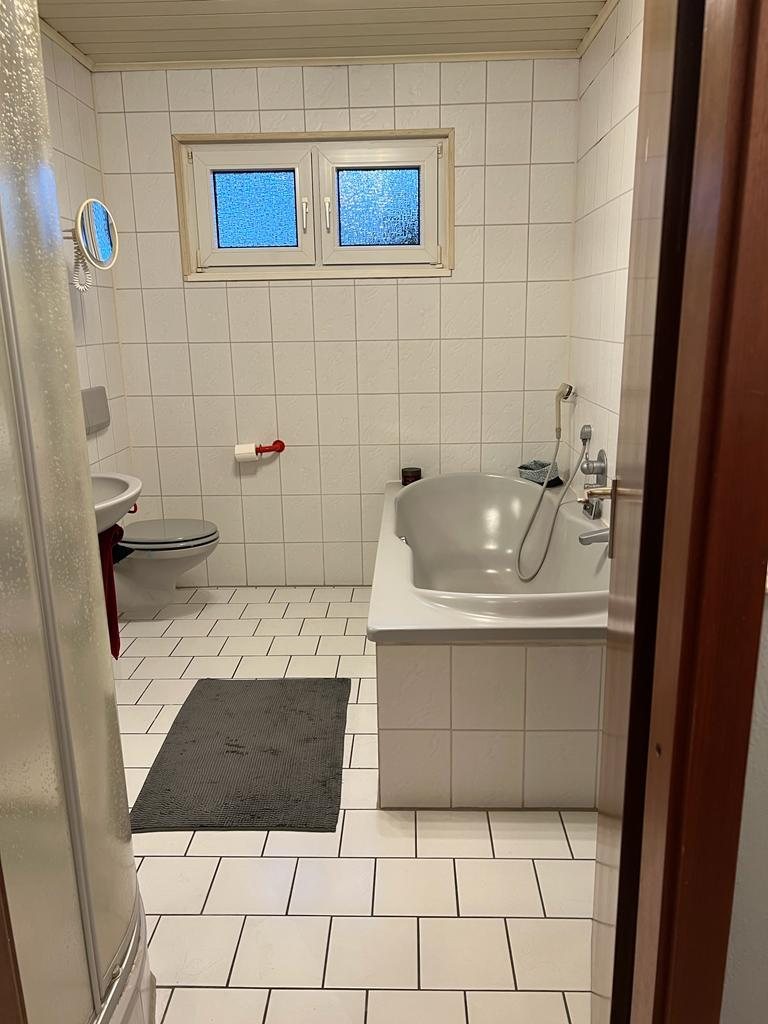 Altes Badezimmer vor dem barrierefreien Umbau mit Badewanne und kleinem Fenster