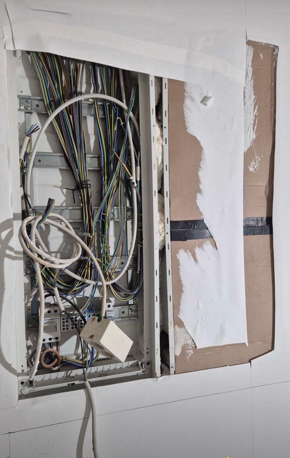 Freigelegte Elektroleitungen während der Elektrosanierung im Altbau