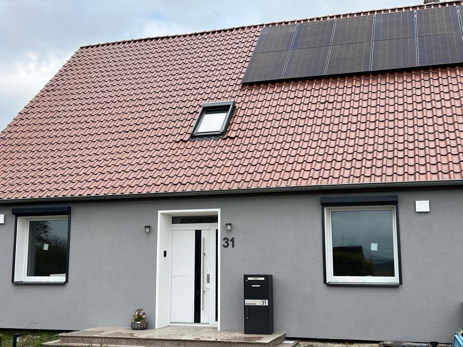 Photovoltaik-Module auf saniertem Ziegeldach in Hannover