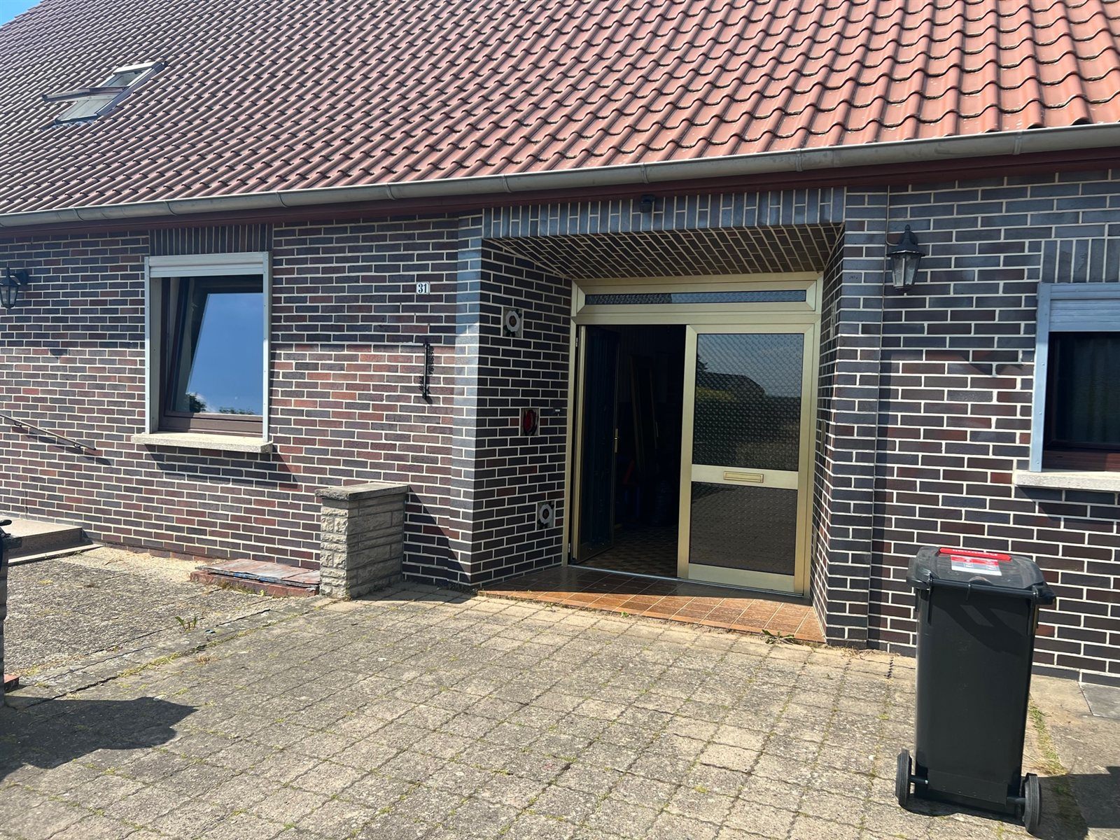 Eingangsbereich des Hauses vor der Sanierung mit alter Klinkerfassade