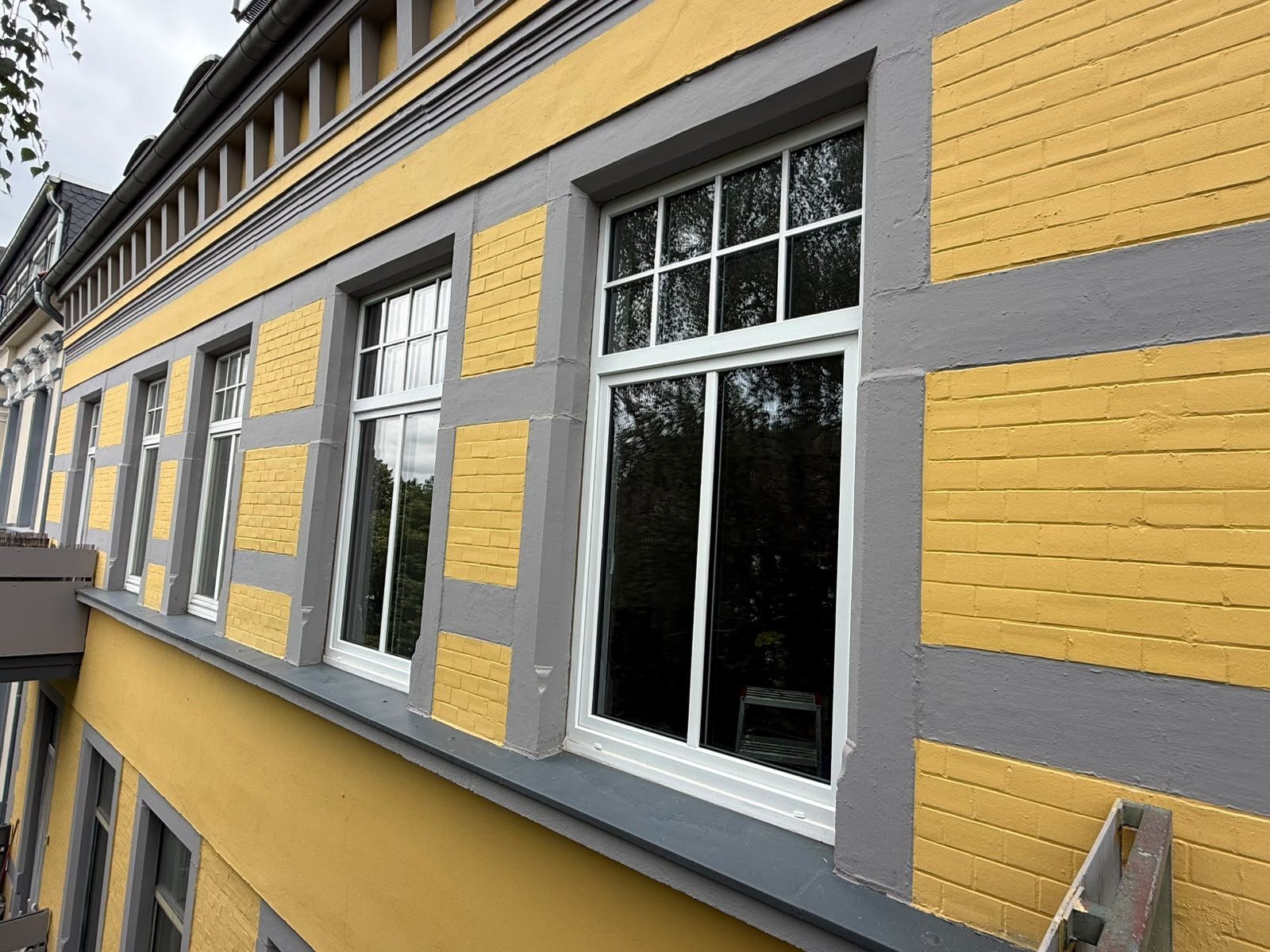 Neue Sprossenfenster in einer sanierten Altbaufassade in Hannover