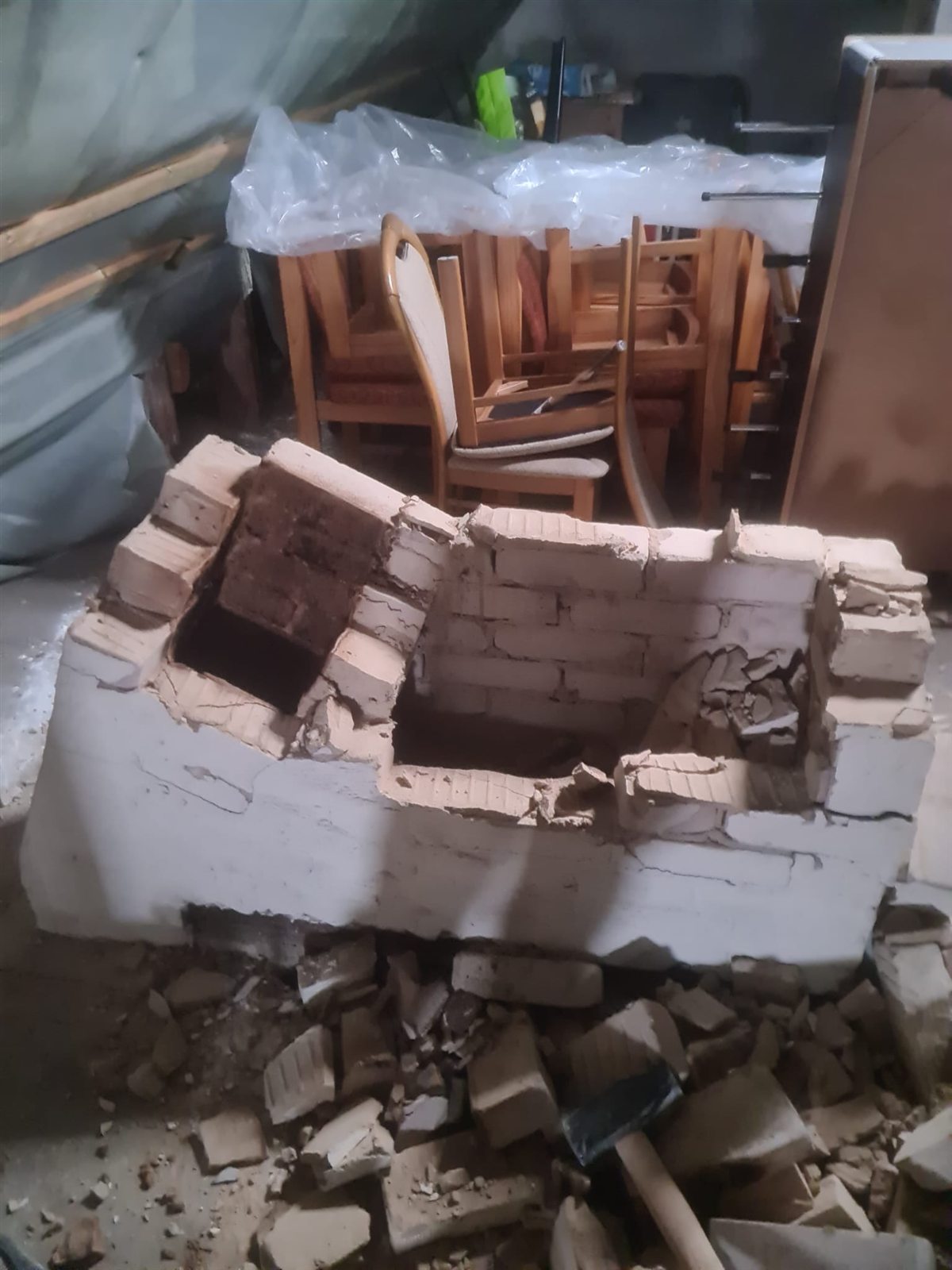 Bis auf das Mauerwerk zurückgebaute Wohnung während einer Kernsanierung in der Region Hannover