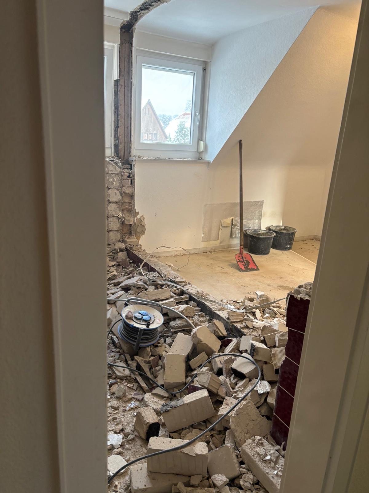 Entkernung: Bauschutt nach dem Rückbau der alten Bäder