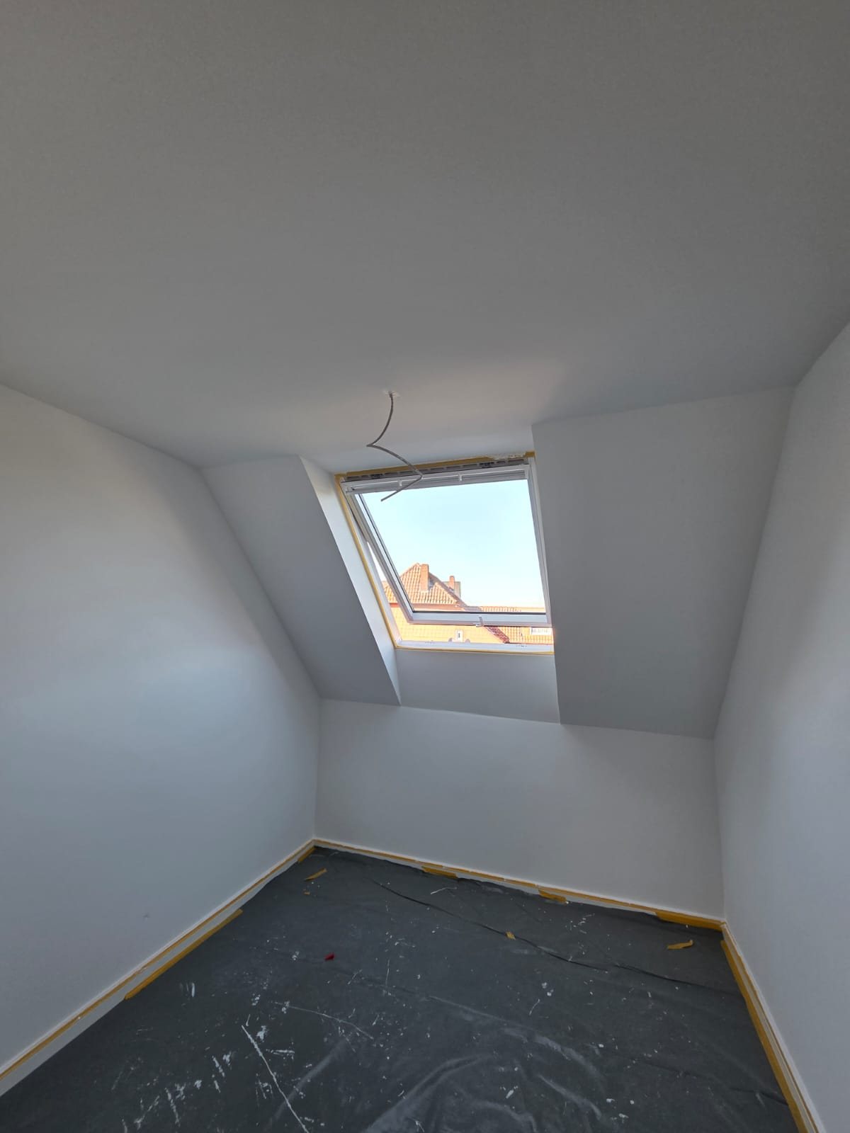 Frisch gestrichene Dachschräge mit Dachfenster